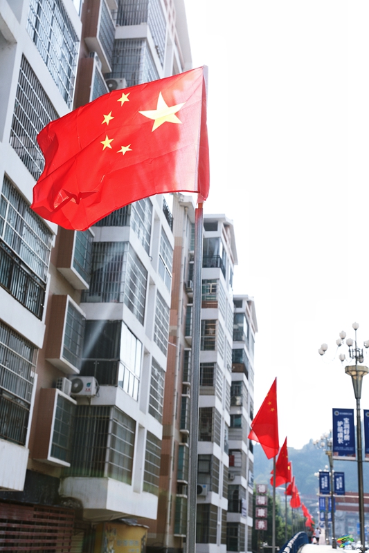 秋高氣爽迎國慶  松桃處處“中國紅”