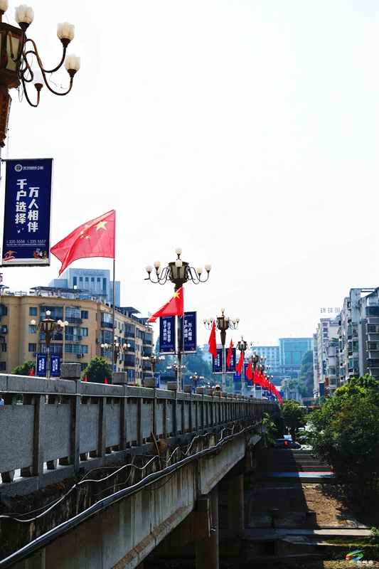 秋高氣爽迎國慶  松桃處處“中國紅”