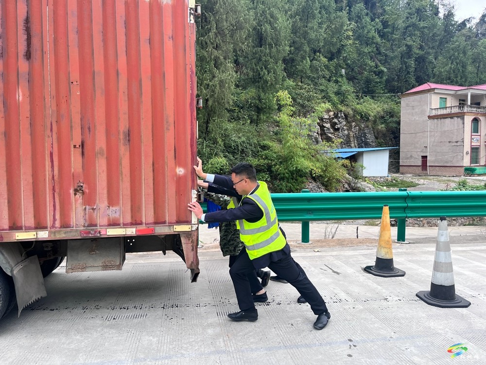 情暖妙隘|熱心服務(wù)幫推車  排憂解難暖人心