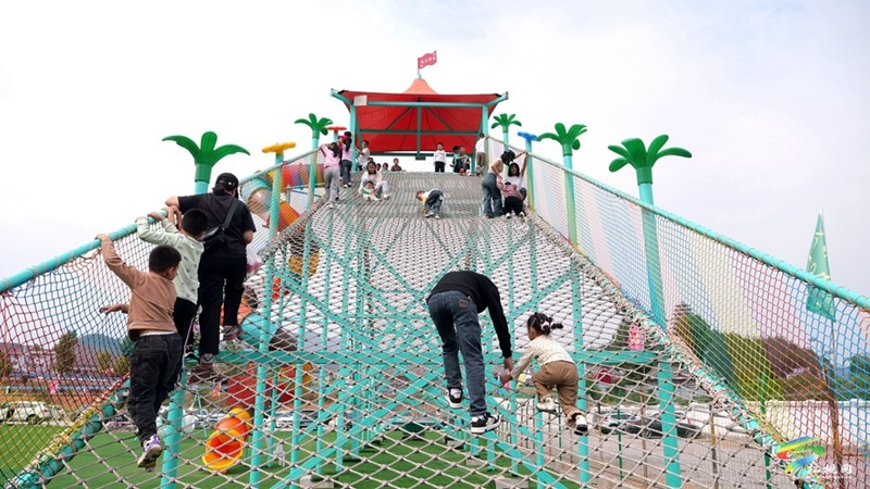 松桃國慶假期歡樂多  游樂園里人氣旺