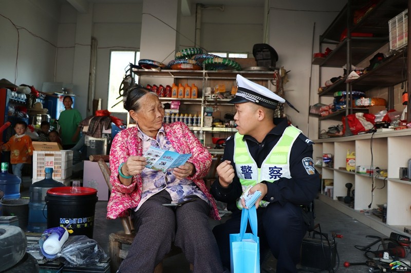 共“話”安全零距離丨松桃公安交警進社區(qū)開展秋季交通安全宣傳活動?
