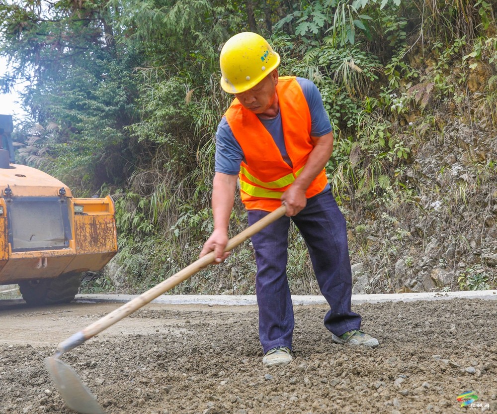 全力沖刺！松桃X6M2線三陽至分水嶺公路路面改造項目即將通車