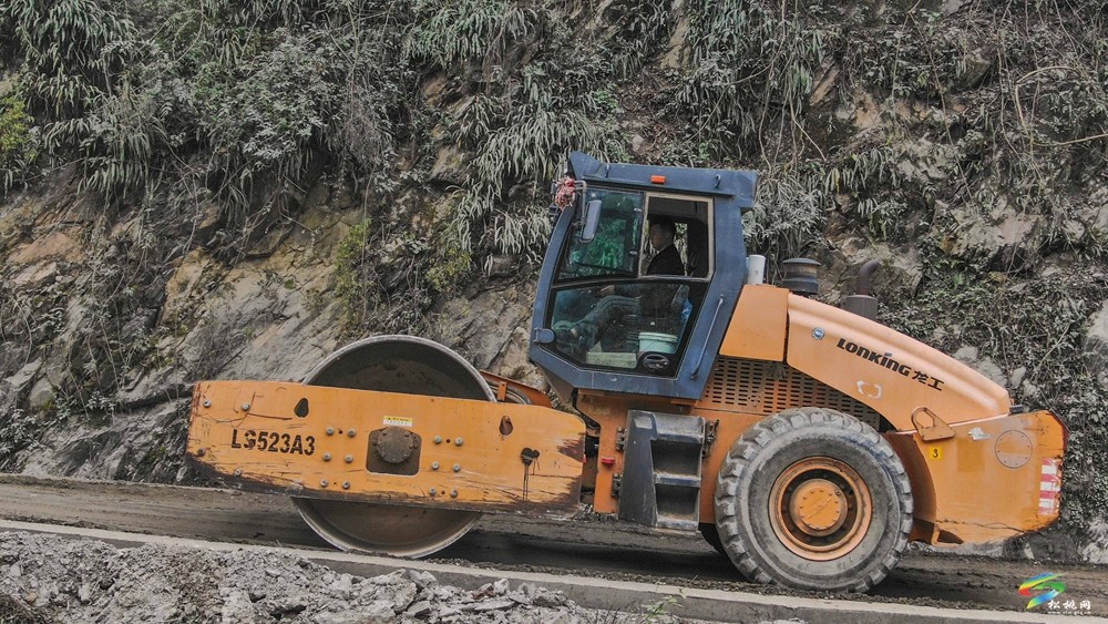 全力沖刺！松桃X6M2線三陽至分水嶺公路路面改造項目即將通車