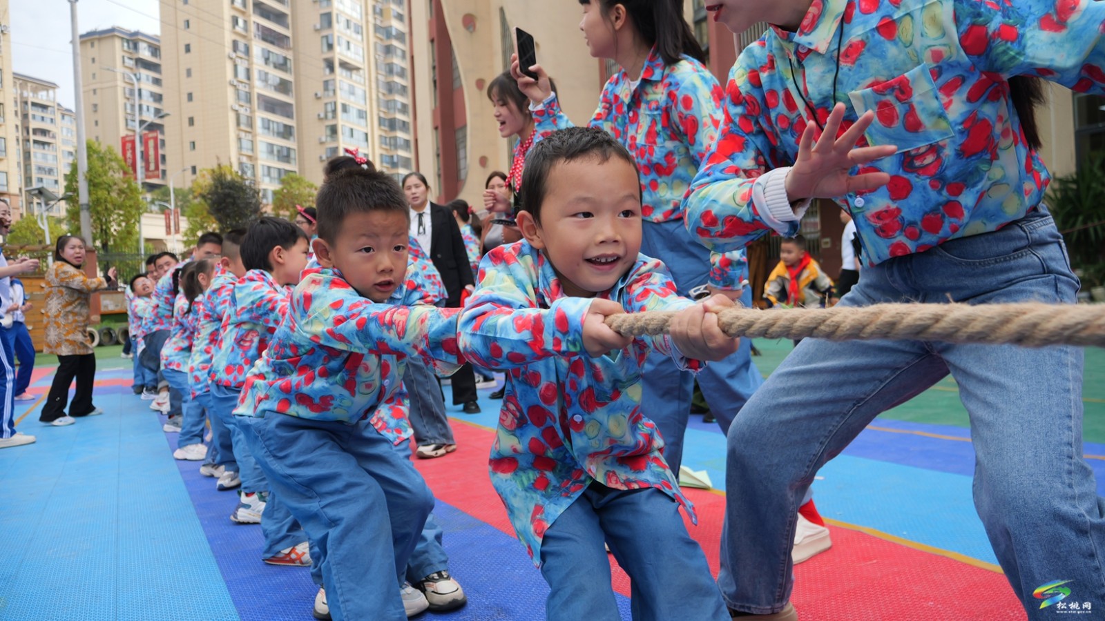 松桃實(shí)驗(yàn)幼兒園：開展親子“童”樂  懷舊趣味運(yùn)動(dòng)會(huì)