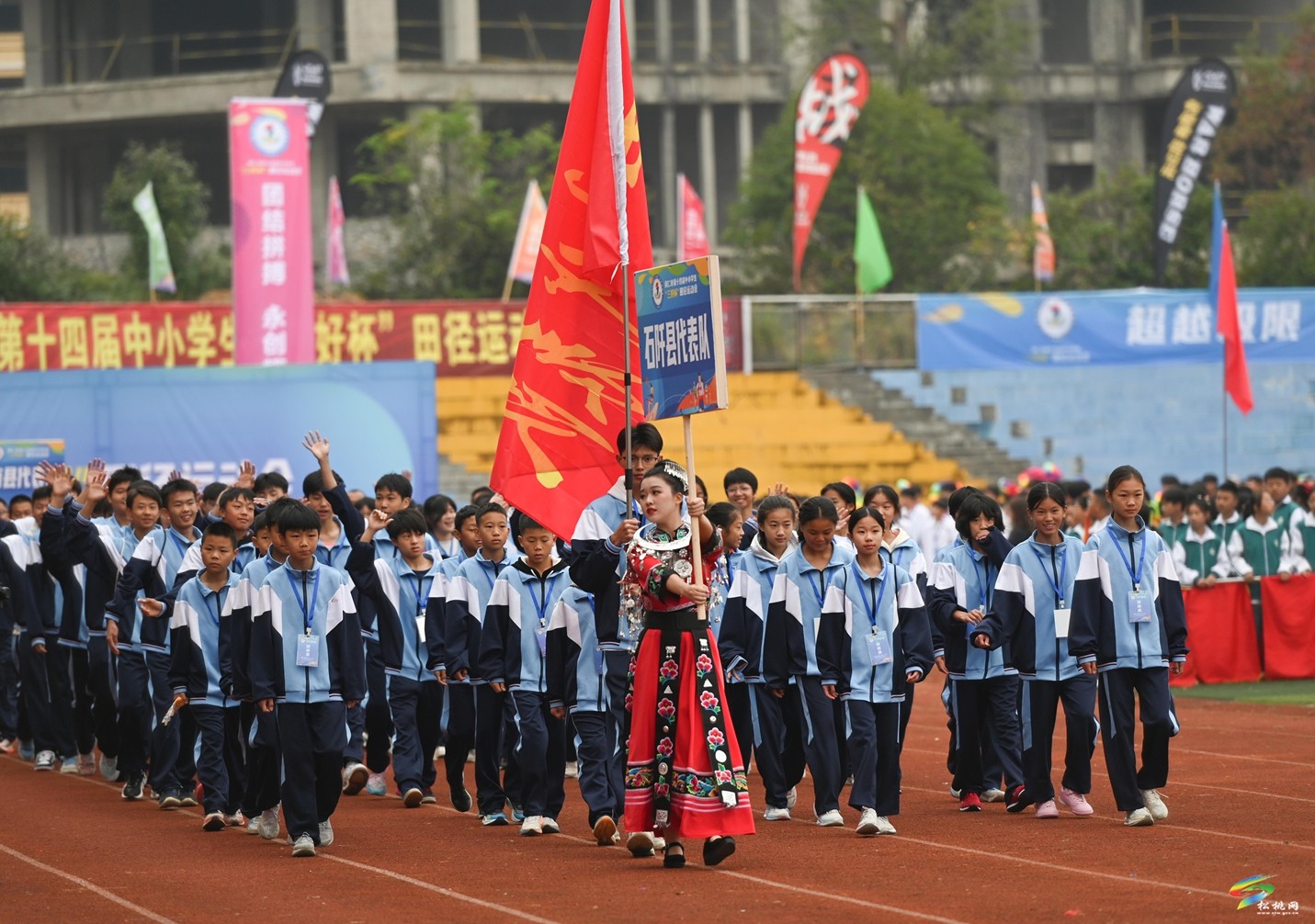 銅仁市第十四屆中小學(xué)生“三好杯”田徑運(yùn)動會在松桃開幕