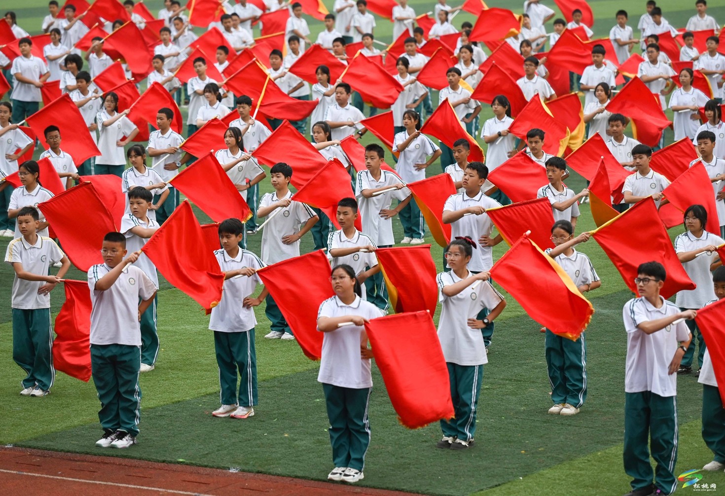 銅仁市第十四屆中小學(xué)生“三好杯”田徑運(yùn)動會在松桃開幕