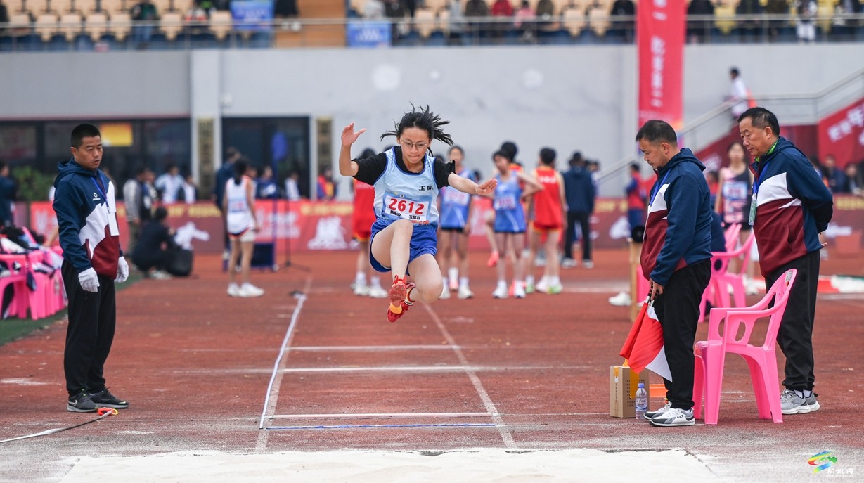 銅仁市第十四屆中小學(xué)生“三好杯”田徑運(yùn)動會在松桃開幕