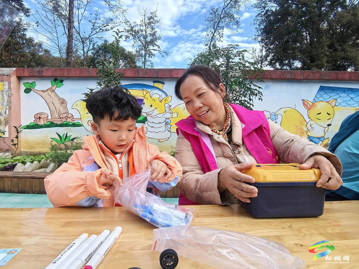 松桃：“愛心媽媽”結(jié)對(duì)關(guān)愛 傳遞溫暖真情