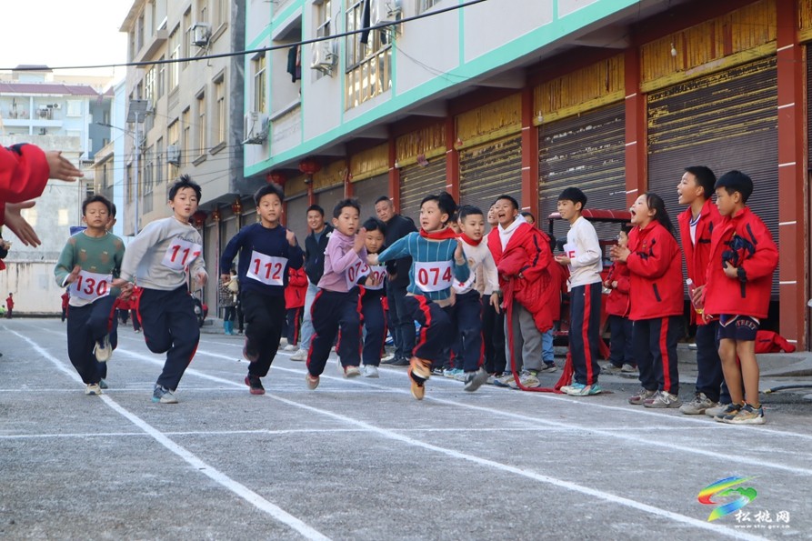 妙隘鄉(xiāng)完小舉辦第24屆學生田徑運動會