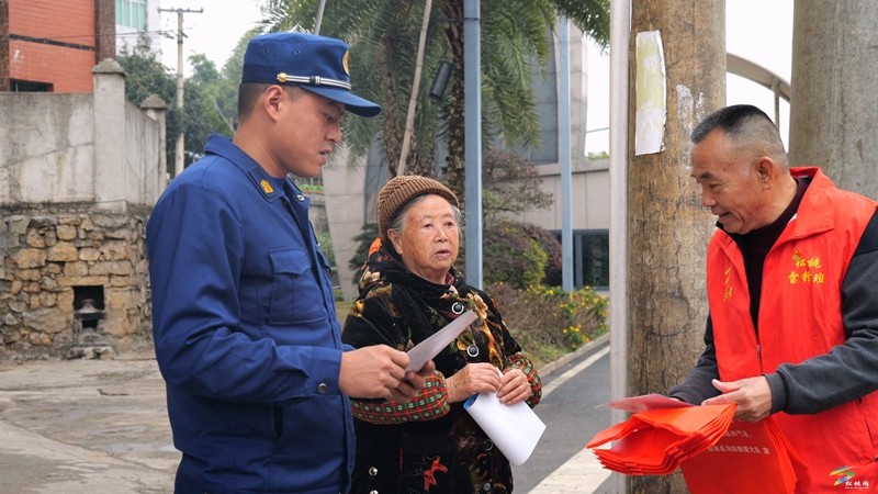“火焰藍(lán)”攜手“志愿紅”  “五進(jìn)”宣傳送平安