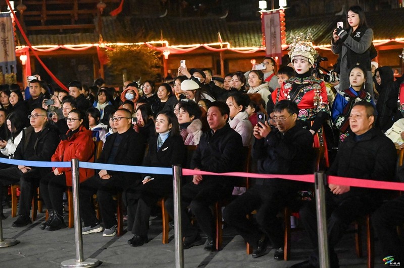 松桃苗王城：跨年活動(dòng)精彩紛呈  游客齊聚辭舊迎新