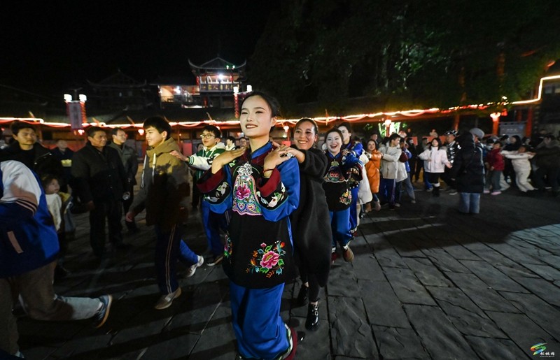 松桃苗王城：跨年活動(dòng)精彩紛呈  游客齊聚辭舊迎新