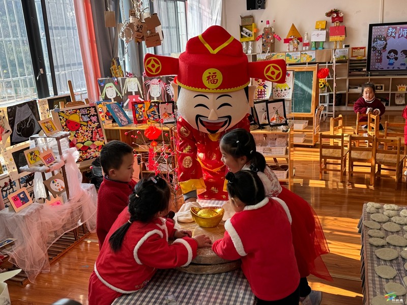 縣實(shí)驗(yàn)幼兒園舉辦“金蛇賀歲 童趣迎新”元旦慶祝活動(dòng)