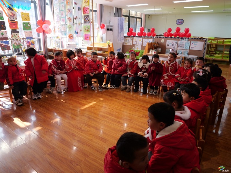 縣實(shí)驗(yàn)幼兒園舉辦“金蛇賀歲 童趣迎新”元旦慶?；顒?dòng)