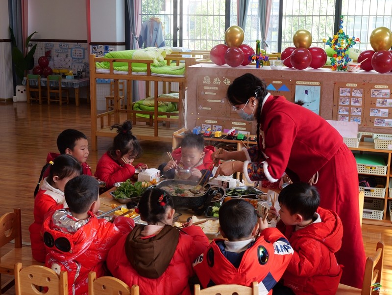 縣實(shí)驗(yàn)幼兒園舉辦“金蛇賀歲 童趣迎新”元旦慶?；顒?dòng)