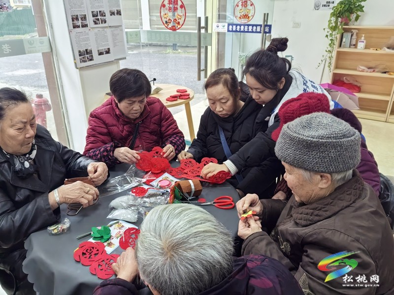 松桃老吾老驛站開展“巧手伴夕陽·樂哉手指尖”手工主題活動(dòng)