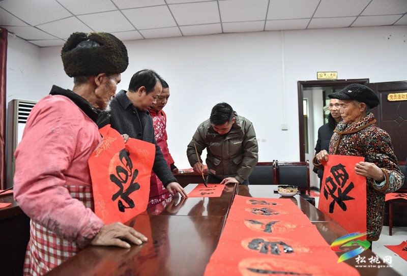 九江街道：寫對(duì)聯(lián) 打糍粑 新春年味漸濃