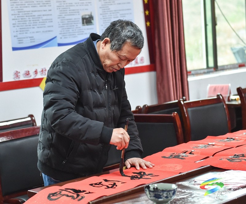 九江街道：寫對(duì)聯(lián) 打糍粑 新春年味漸濃
