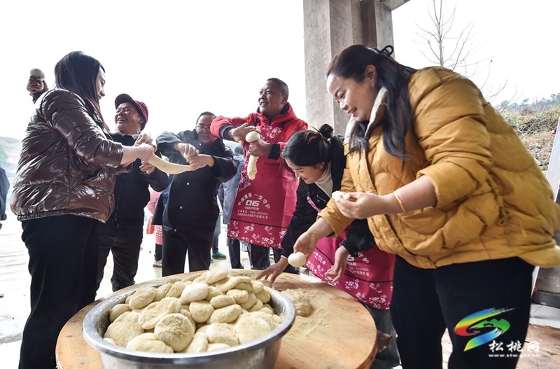 九江街道：寫對(duì)聯(lián) 打糍粑 新春年味漸濃