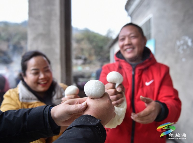 九江街道：寫對(duì)聯(lián) 打糍粑 新春年味漸濃
