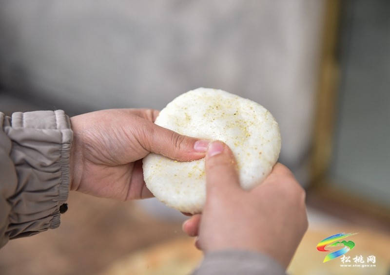 九江街道：寫對(duì)聯(lián) 打糍粑 新春年味漸濃