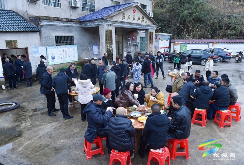 九江街道：寫對(duì)聯(lián) 打糍粑 新春年味漸濃