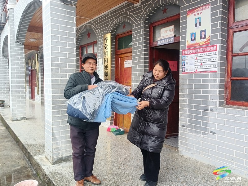 普覺鎮(zhèn)持續(xù)開展寒冬送溫暖關(guān)愛行動
