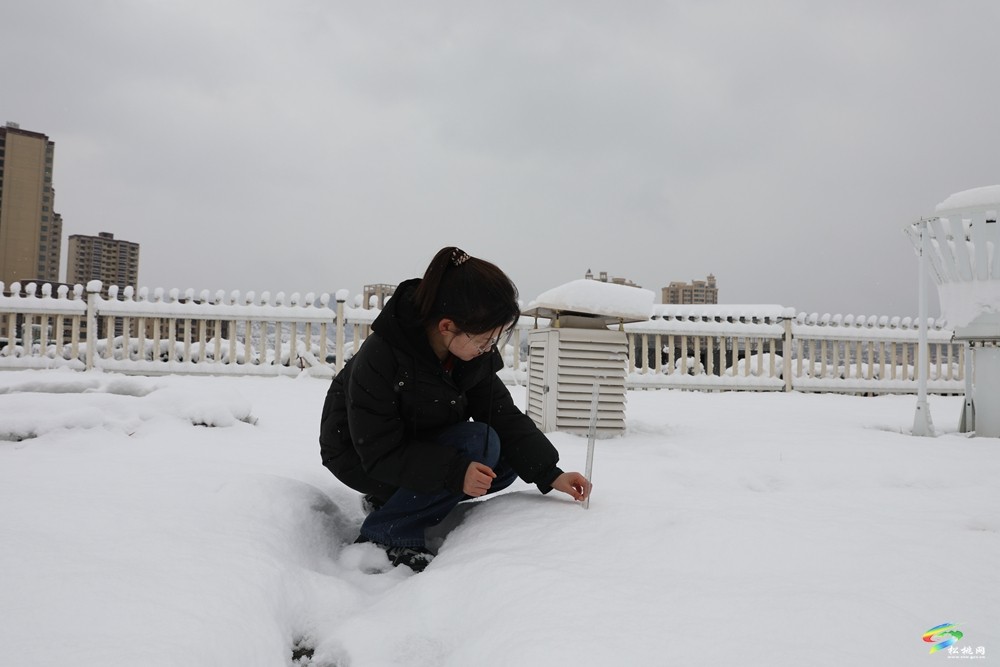 松桃:低溫雨雪凝凍天氣來襲 氣象部門積極應(yīng)對