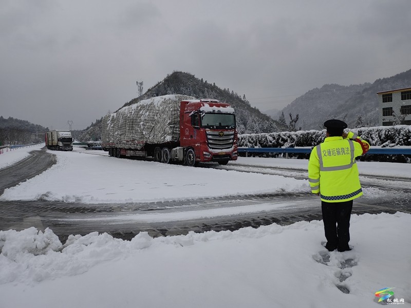 松桃：風(fēng)雪天里送溫暖 凝凍天氣下的安全通行守護(hù)者