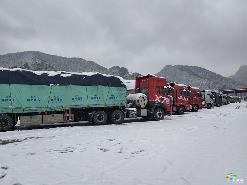 松桃：風(fēng)雪天里送溫暖 凝凍天氣下的安全通行守護(hù)者