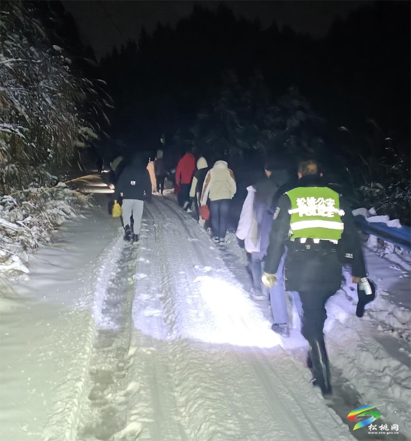 雪夜奮戰(zhàn)7小時(shí),松桃公安成功救助18名被困群眾