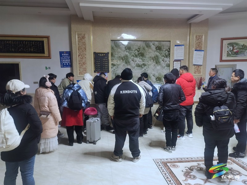 雪夜奮戰(zhàn)7小時(shí),松桃公安成功救助18名被困群眾