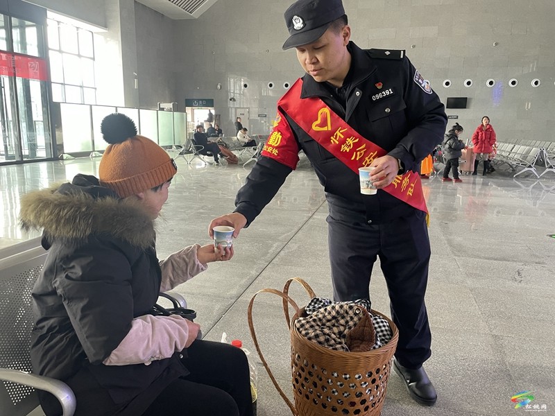 松桃鐵路派出所：春運(yùn)首日送溫暖，真情護(hù)航回家路