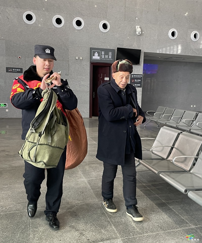 松桃鐵路派出所：春運(yùn)首日送溫暖，真情護(hù)航回家路