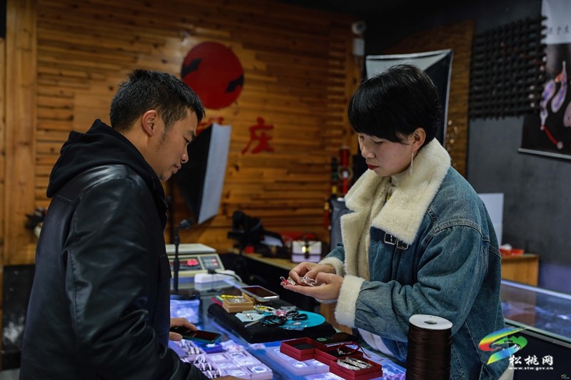 【新春走基層】松桃：春節(jié)臨近 “龍元素”銀飾系列產(chǎn)品俏銷