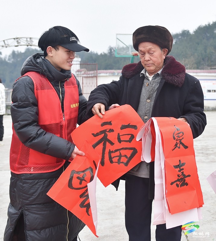 ?【新春走基層】松桃：大學(xué)生志愿者開展迎新春志愿服務(wù)活動