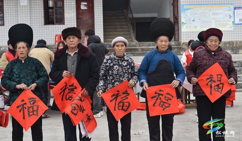 ?【新春走基層】松桃：大學(xué)生志愿者開展迎新春志愿服務(wù)活動