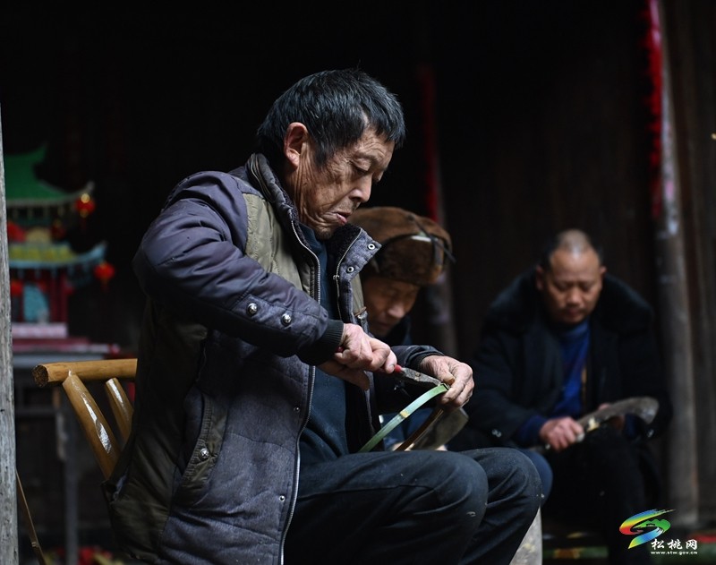 【新春走基層】松桃：舞動(dòng)滾龍?jiān)⒁饷?編扎滾龍迎新春