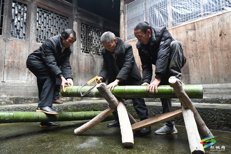 【新春走基層】松桃：舞動(dòng)滾龍?jiān)⒁饷?編扎滾龍迎新春