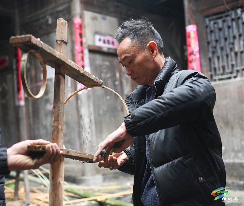 【新春走基層】松桃：舞動(dòng)滾龍?jiān)⒁饷?編扎滾龍迎新春