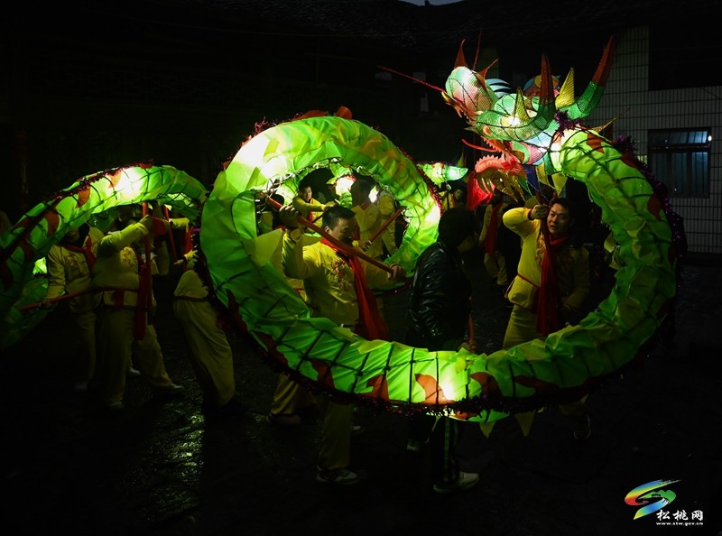 【新春走基層】松桃：舞動(dòng)滾龍?jiān)⒁饷?編扎滾龍迎新春
