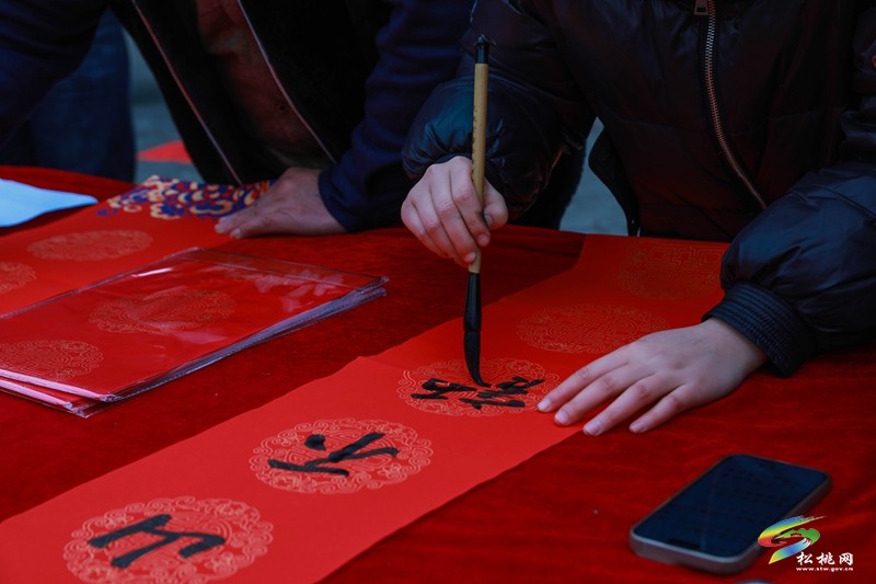 【新春走基層】銅仁市“鄉(xiāng)園書(shū)畫(huà)室 ·迎新春送祝?!敝驹富顒?dòng)走進(jìn)松桃