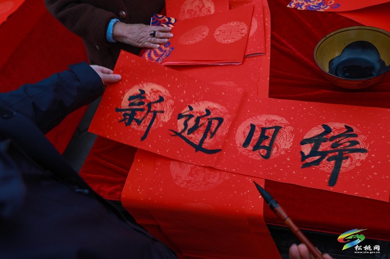【新春走基層】銅仁市“鄉(xiāng)園書(shū)畫(huà)室 ·迎新春送祝?!敝驹富顒?dòng)走進(jìn)松桃