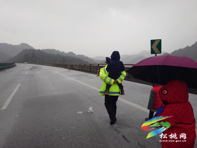 小“蜘蛛俠”被困，大叔叔現(xiàn)身護(hù)航 ?
