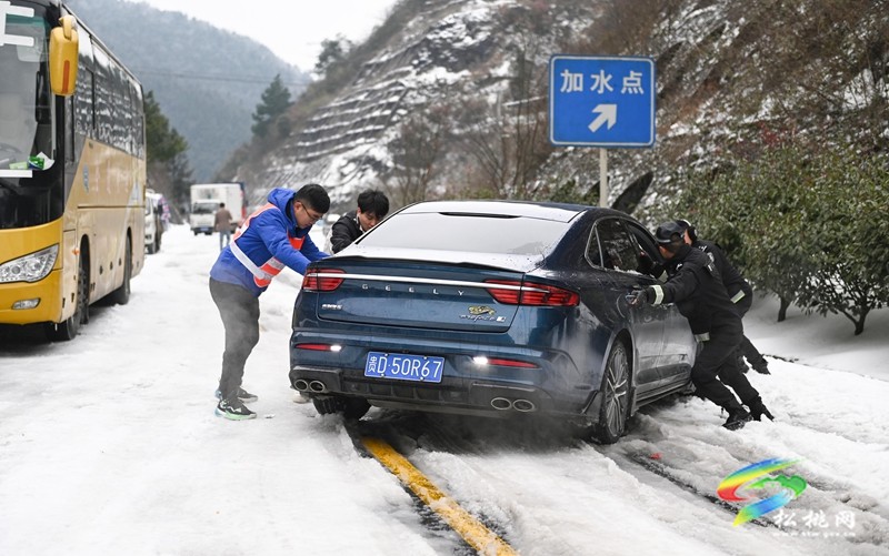 松桃：迎雪而上?除雪保暢護(hù)航春運(yùn)