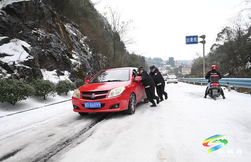 松桃：迎雪而上?除雪保暢護(hù)航春運(yùn)