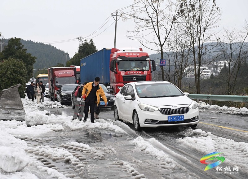 松桃：迎雪而上?除雪保暢護(hù)航春運(yùn)