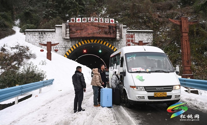 松桃：迎雪而上?除雪保暢護(hù)航春運(yùn)