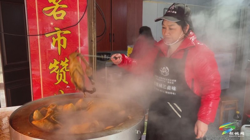 【網(wǎng)絡(luò)中國節(jié)·春節(jié)】松桃：鹵鴨走俏 這個年真有“味”