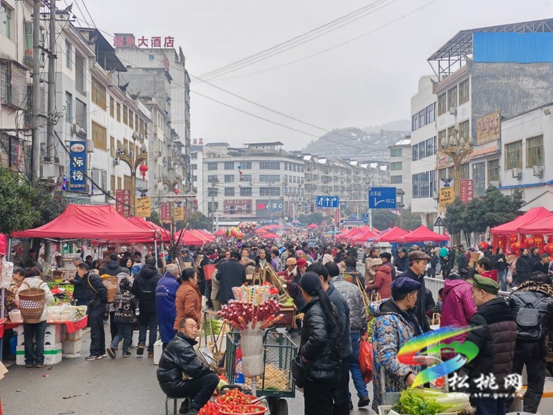 【網(wǎng)絡中國節(jié)·春節(jié)】松桃孟溪：喜氣洋洋趕年場 煙火氣里迎新春